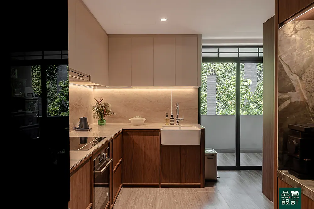 Avenue South Residence 3 Bedroom — interior by Noble Interior Design (8 of 32)