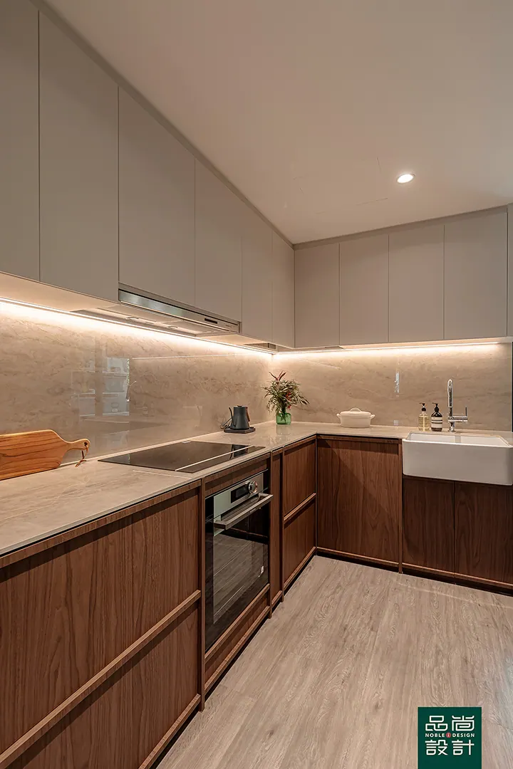 Avenue South Residence 3 Bedroom — interior by Noble Interior Design (10 of 32)