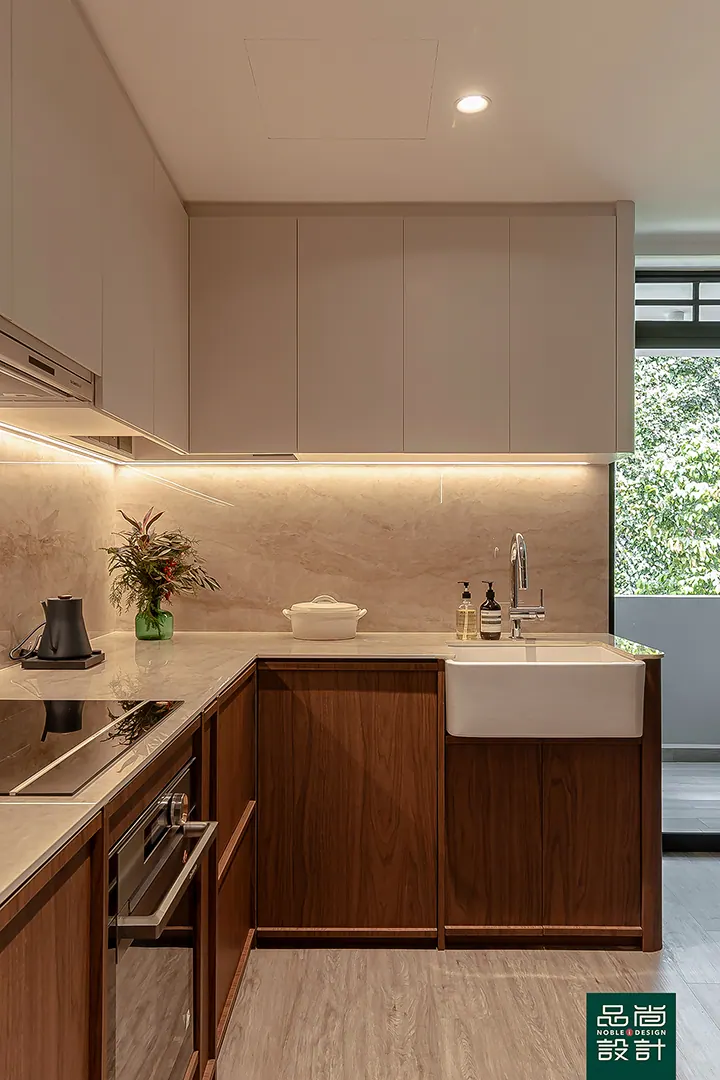 Avenue South Residence 3 Bedroom — interior by Noble Interior Design (7 of 32)